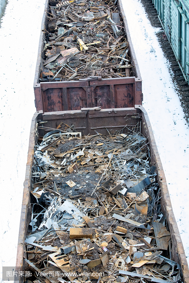 铁路货车在冬天装满了金属废料。陈旧锈蚀的金属,抽象为生态